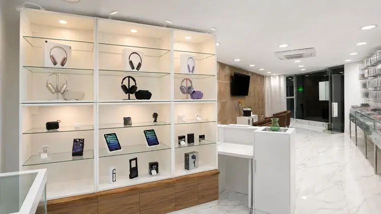 Vitrine d'accessoires : casques audio, tablettes et objets connectés