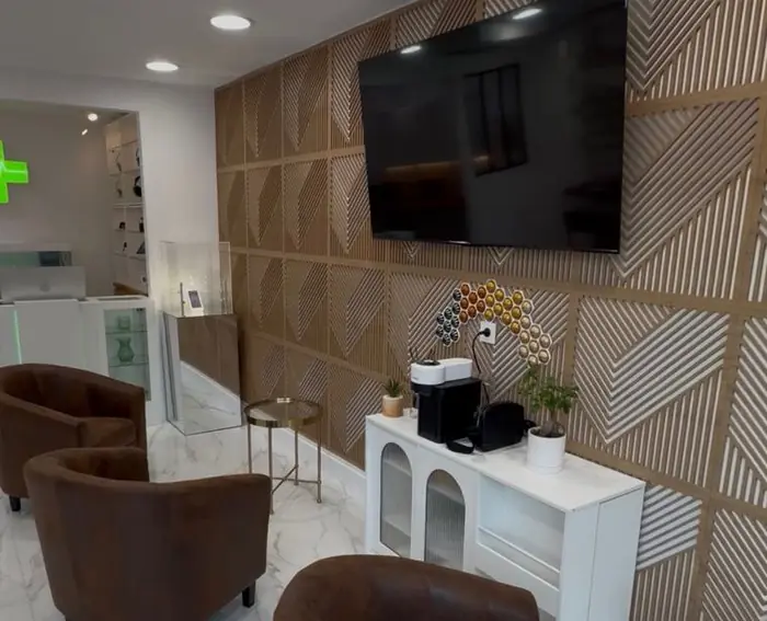 Coin d'attente avec fauteuils, télévision et machine à café