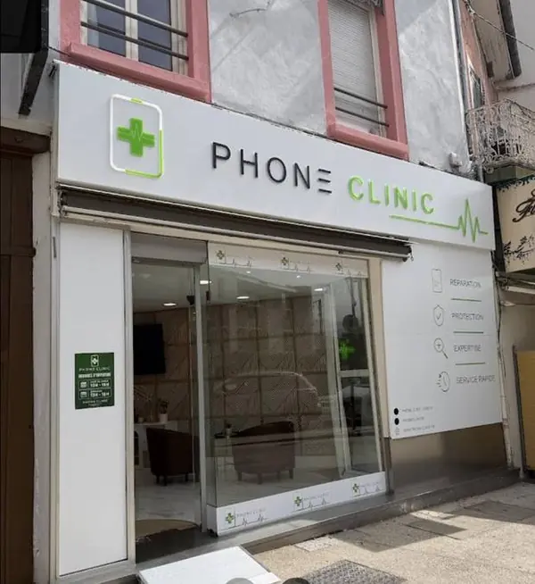 Façade de Phone Clinic à Voiron avec sa croix verte lumineuse